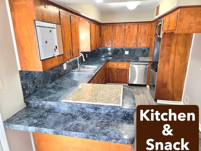 Photo - 903 Young St