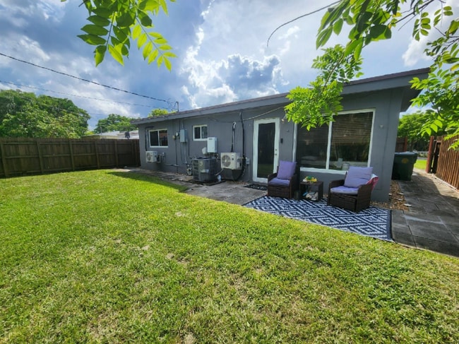 Photo - 5140 NE 3rd Ave Unidad Rear