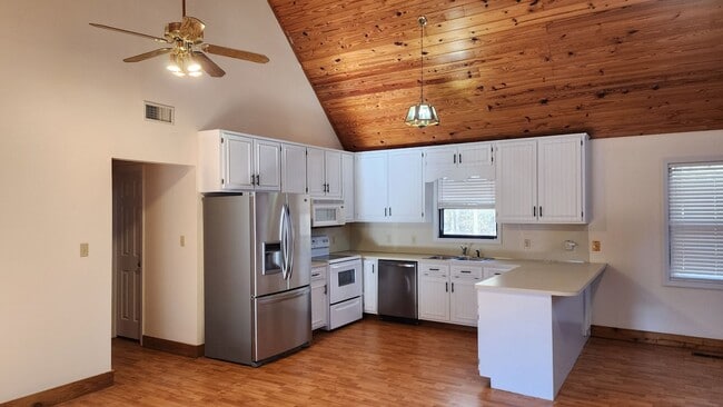Photo - Home Located in Hamilton, Close to Lake Harding!