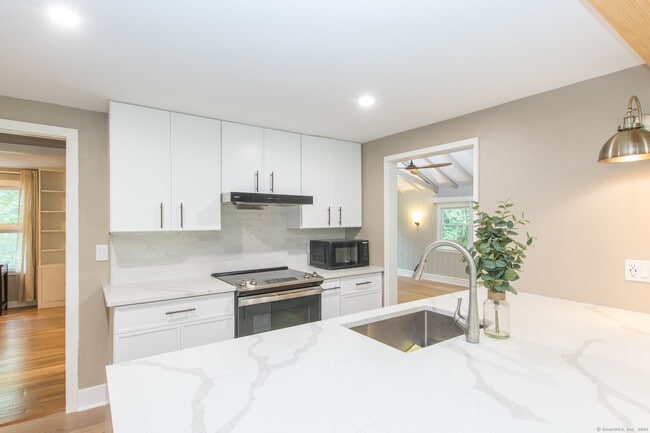 Photo - 211 New Canaan Rd