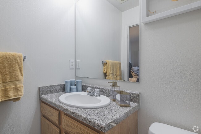 2BR, 2BA - 1,035SF - Secondary Bathroom