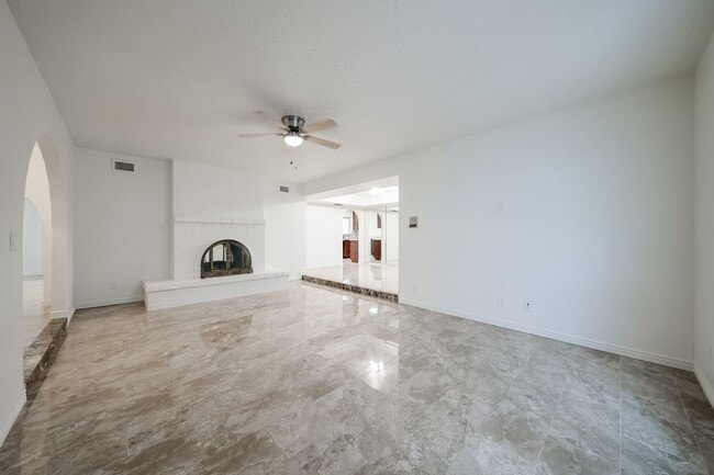 2851 E Acoma Dr
