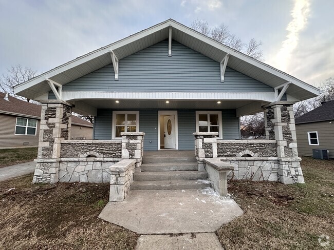 Building Photo - 528 W Division St Rental