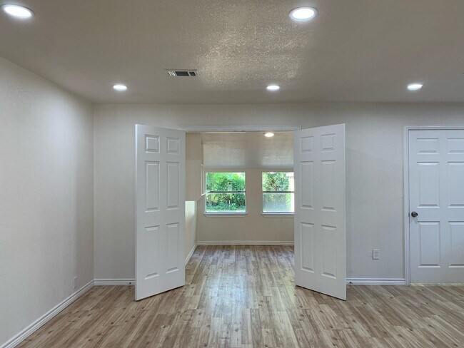 Photo - 820 W Crawford St