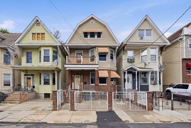 Building Photo - 18 Boyd Ave Unit 2