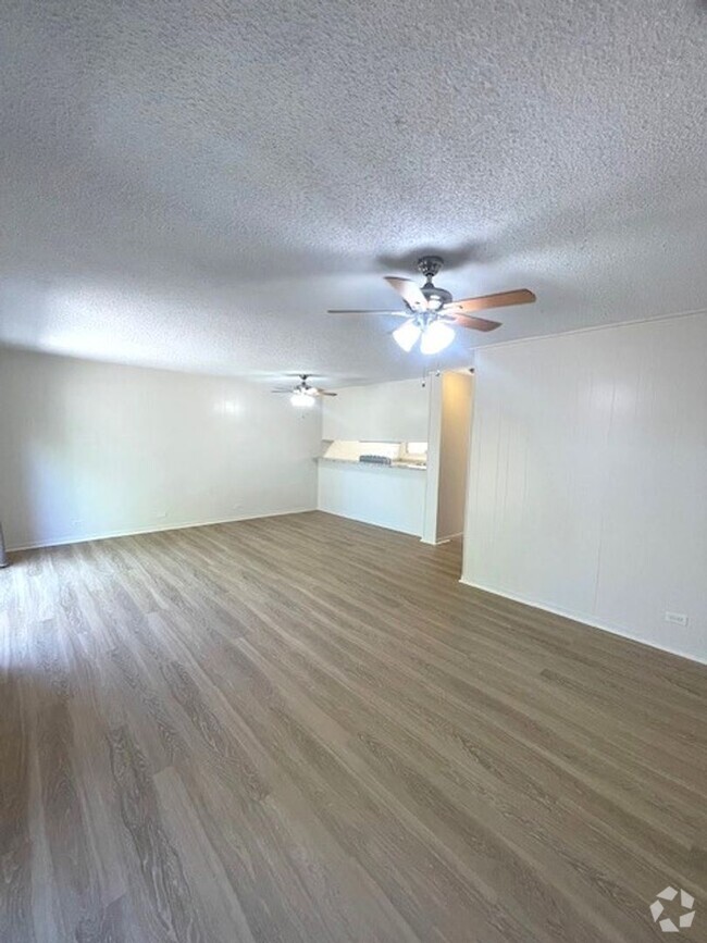 Building Photo - 4 bed/ 2 bath Townhome in Makakilo, Utilit...