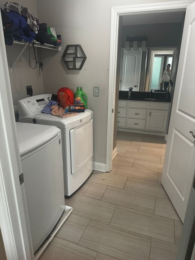 Photo - 3911 Lonsdale St