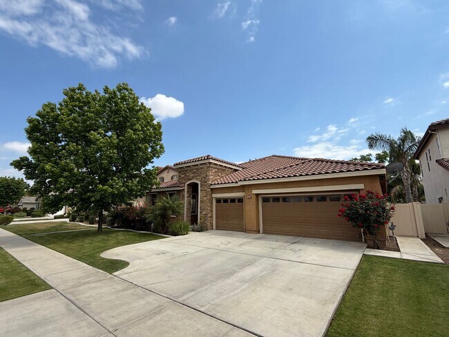 Elegant 4-Bedroom, 3-Bathroom Home with 3-... - Elegant 4-Bedroom, 3-Bathroom Home with 3-...