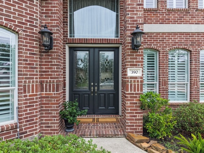 Photo - 390 Wedgewood Dr W