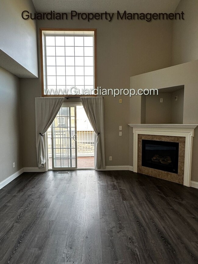 Building Photo - Maple Grove 2 Bedroom Town Home, 2 Car Gar...