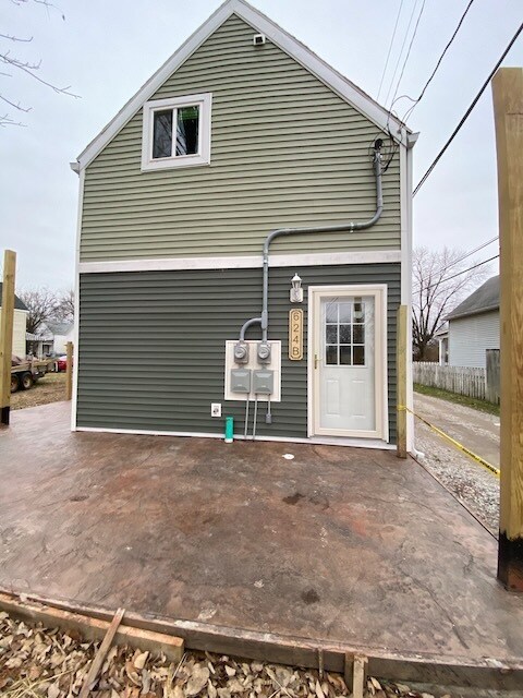 Rear Entry & Patio - 624 E Maryland St