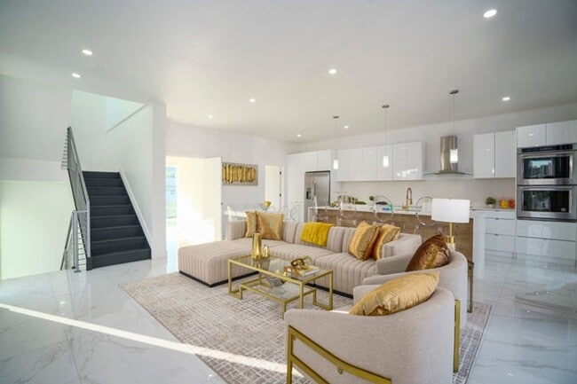 Photo - 1002 N Riverside Dr