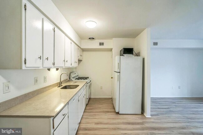 Photo - 4616 Silverwood St