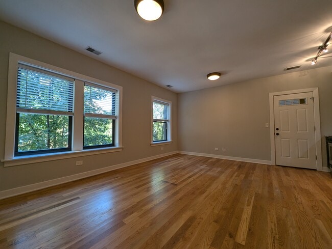 Building Photo - 2205 W Eastwood Ave Unit 2203-2SE
