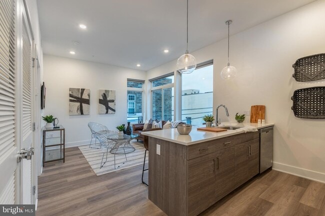 Photo - 5545 Pulaski Ave Unit 401