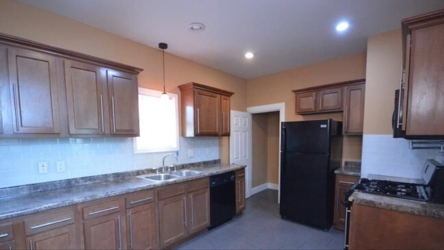 Photo - 605 N St Peter St