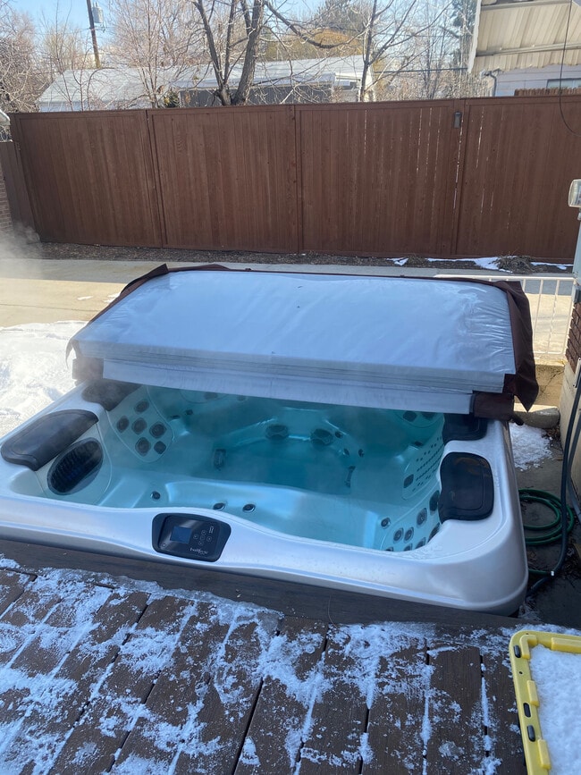 Building Photo - 979 E Crandall Ave Unit Basement Apartment