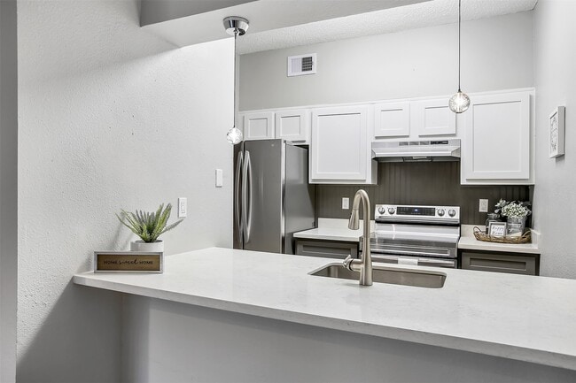 Building Photo - 7065 N Holiday Dr