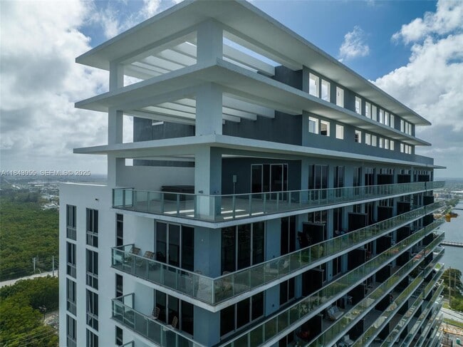 Building Photo - 16385 Biscayne Blvd Unit 4