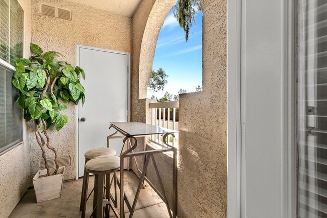 Building Photo - Fully Furnished/Great location 3 bedrooms 2 bath, community pool/gated in south summerlin area