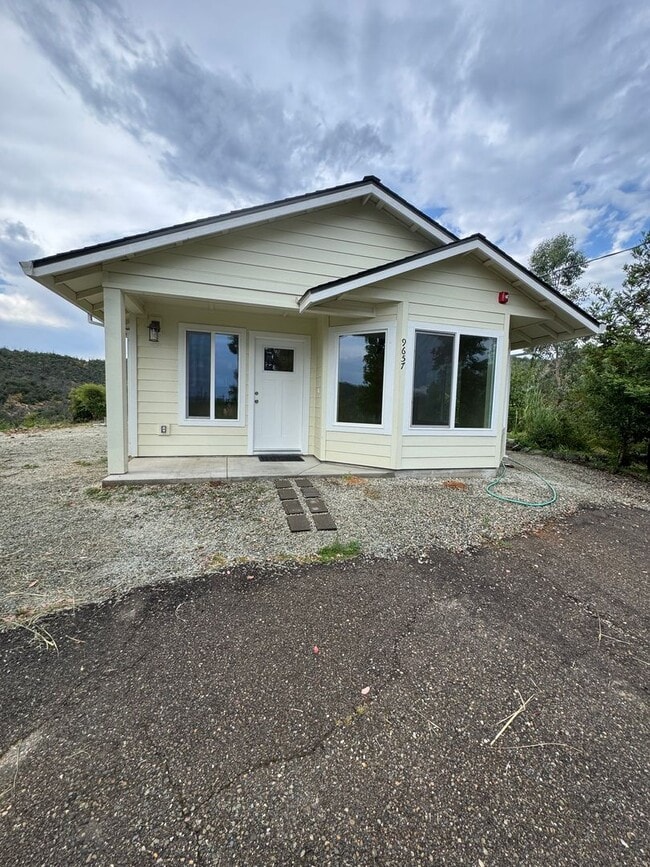 Building Photo - 2/1 HOME WITH BEAUTIFUL VIEWS