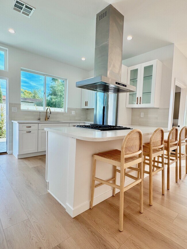 Plenty of natural light - 7532 Beck Ave House