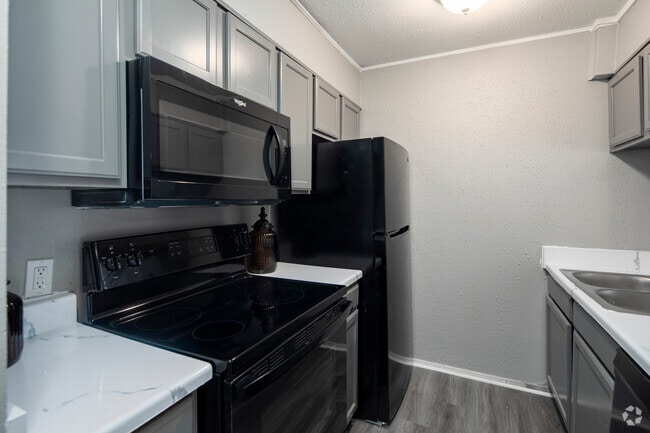 2BR, 2BA - 905SF - Classic - Kitchen - Aspen Apartments