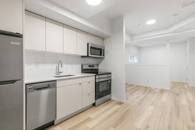 Building Photo - 11440-11487 87 St NW Unit BSMT 2