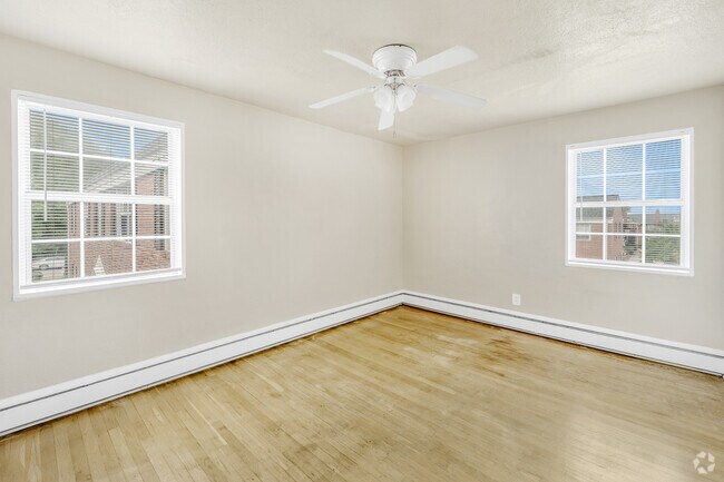 2BR, 1BA - 900SF - Primary Bedroom