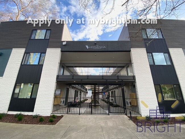 Photo - Recently Renovated 2 Bedroom 1 Bath, Two-Level Apartment-Great Midtown location! Unidad 14 South