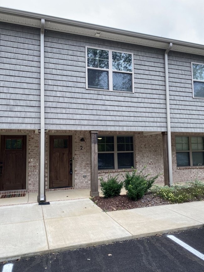 Building Photo - Modern Townhome Close to MTSU