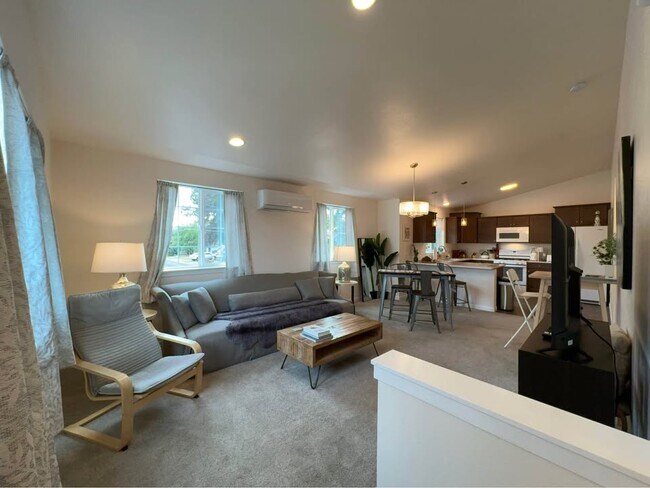 Photo - 233 NW Cedar Ave Unit A