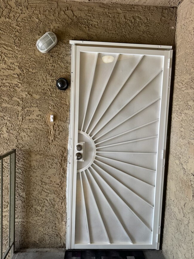 Building Photo - 3 Bed / 2 Bath Apartment Available in East Las Vegas Unit 16C