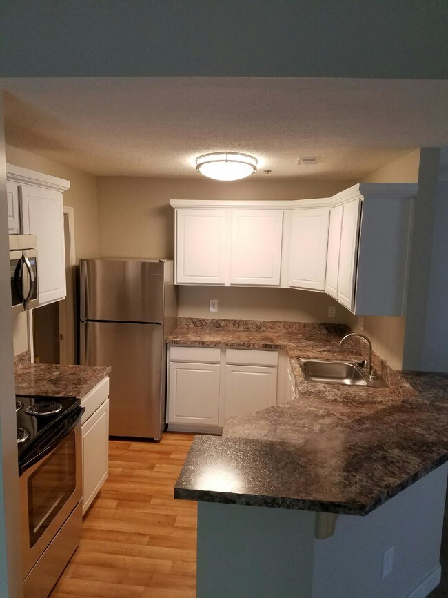 Signature Champlain- Cocina - Woodlake Village-Waterpointe Apartments