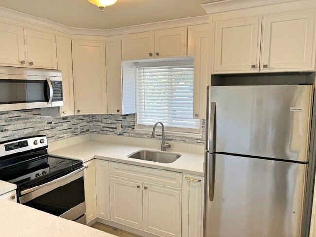 Photo - Remodeled 2 Bedroom Duplex w/ 1 Car Garage *Star Rentals