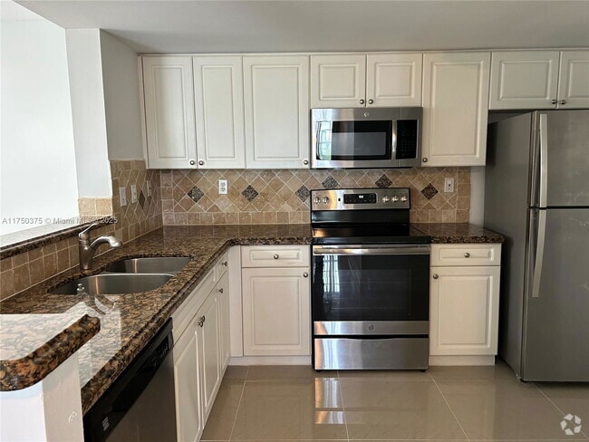 Building Photo - 520 SE 5th Ave Unit 520 Rental