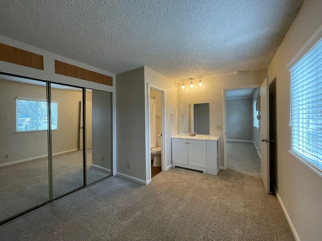 Building Photo - Bright One-Bedroom Apartment with Dishwasher and Parking Included! Unit 11