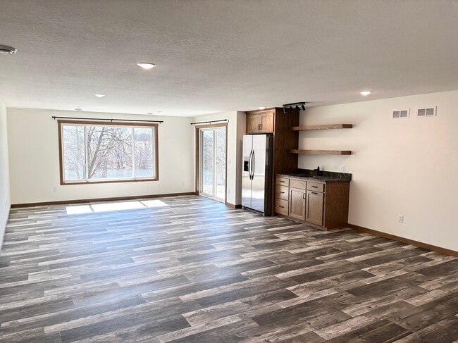 Photo - 575 Main St W