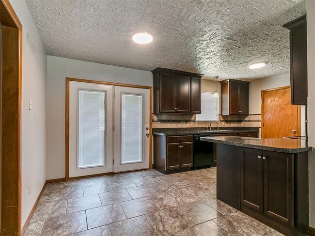 Photo - 212 S Mercedes Dr