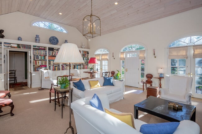 Photo - 2 Foxcroft Ln