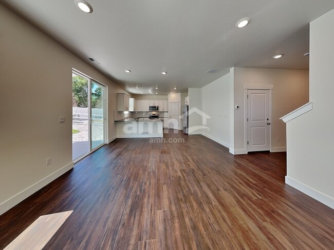 Photo - 823 S Oak St