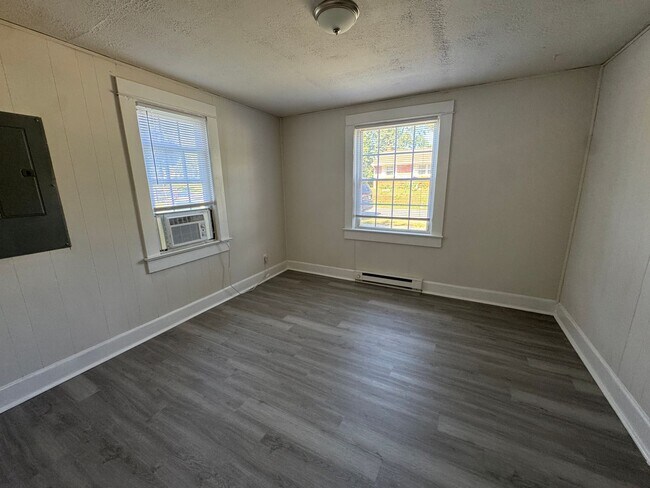 Photo - MINUTES TO DOWNTOWN FREDERICKSBURG - 2 BEDROOM COTTAGE