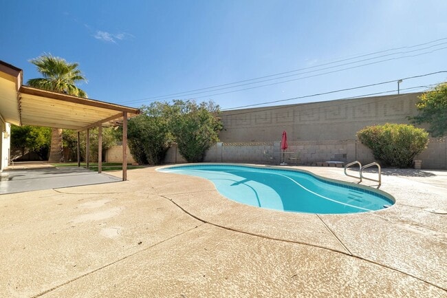 Photo - Large Trilevel home backing 60 with pool and close to ASU