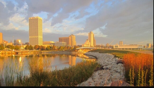 Building Photo - 2025 E Greenwich Ave