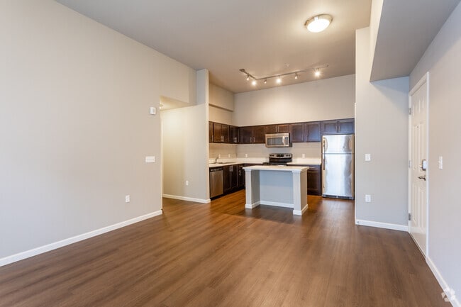 2BR, 2BA - 962 SF