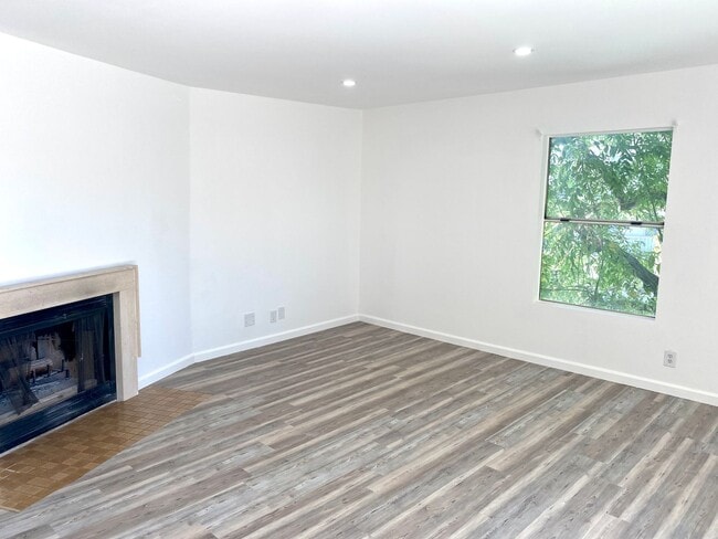 Building Photo - Lovely 2 Bed/2 Bath with Hardwood Floors, ... Rental