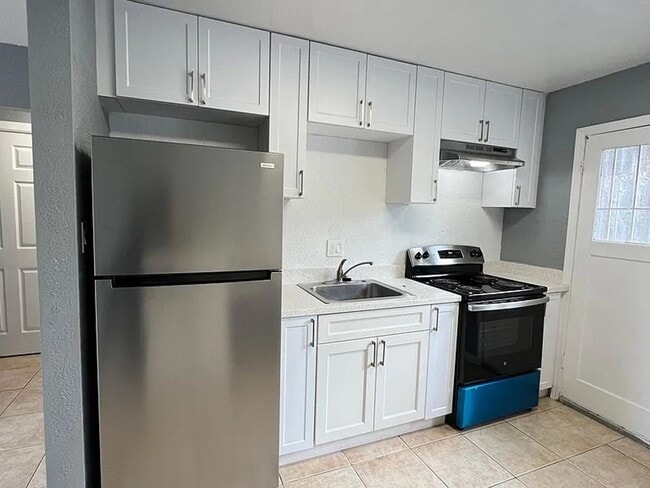 Building Photo - Updated 2 Bedroom Unit 11