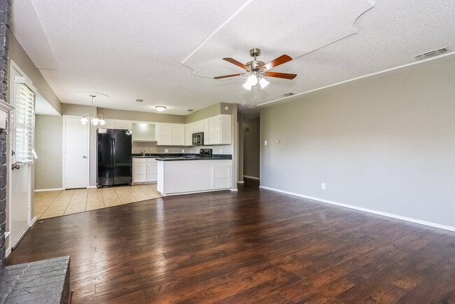 Photo - 7608 Meadowlark Ln N