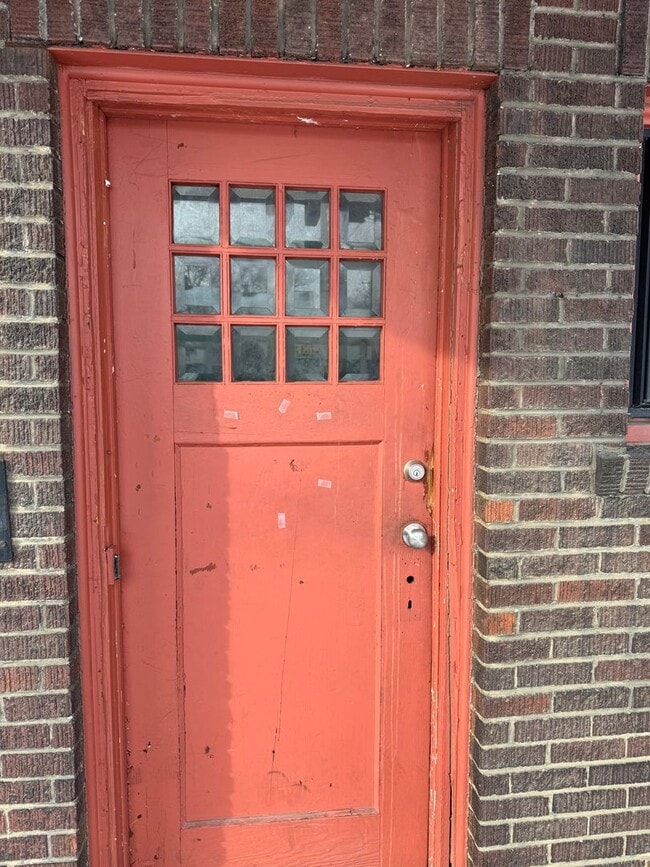 Building Photo - 2 bedroom 1 bath second floor unit