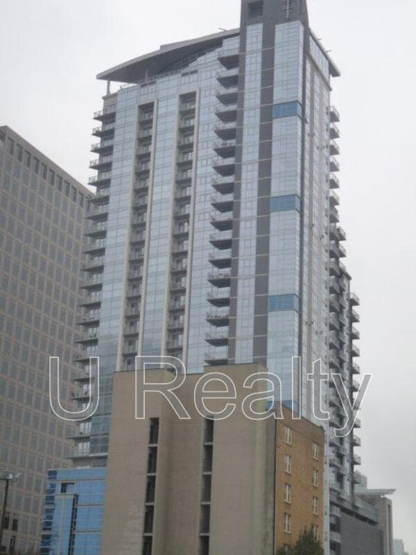 Building Photo - 333 W Trade St Unit 1705